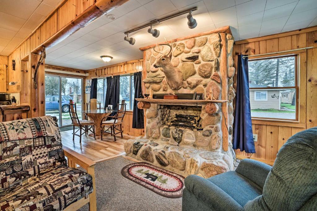 Cozy and Rustic Cottage with Houghton Lake Access! photo 3
