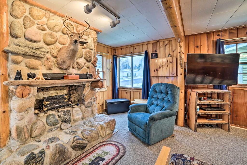 Cozy and Rustic Cottage with Houghton Lake Access! photo 4