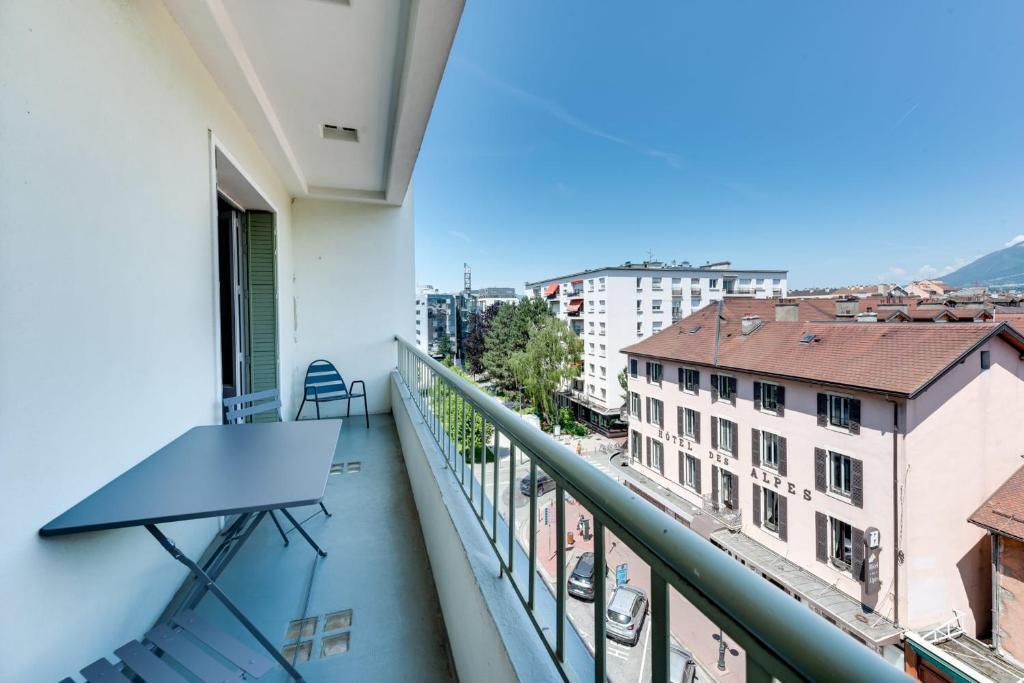 Allure - 2 bedroom apartment with balcony in the centre of Annecy photo 3
