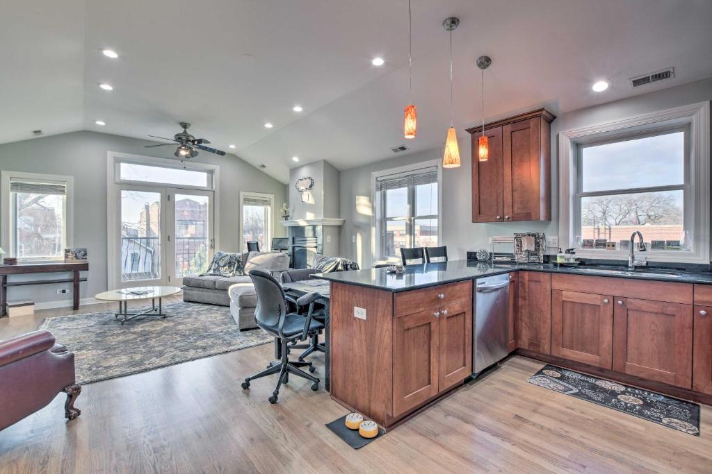 3rd-Floor Chicago Condo Walk to CTA Stations! photo 3