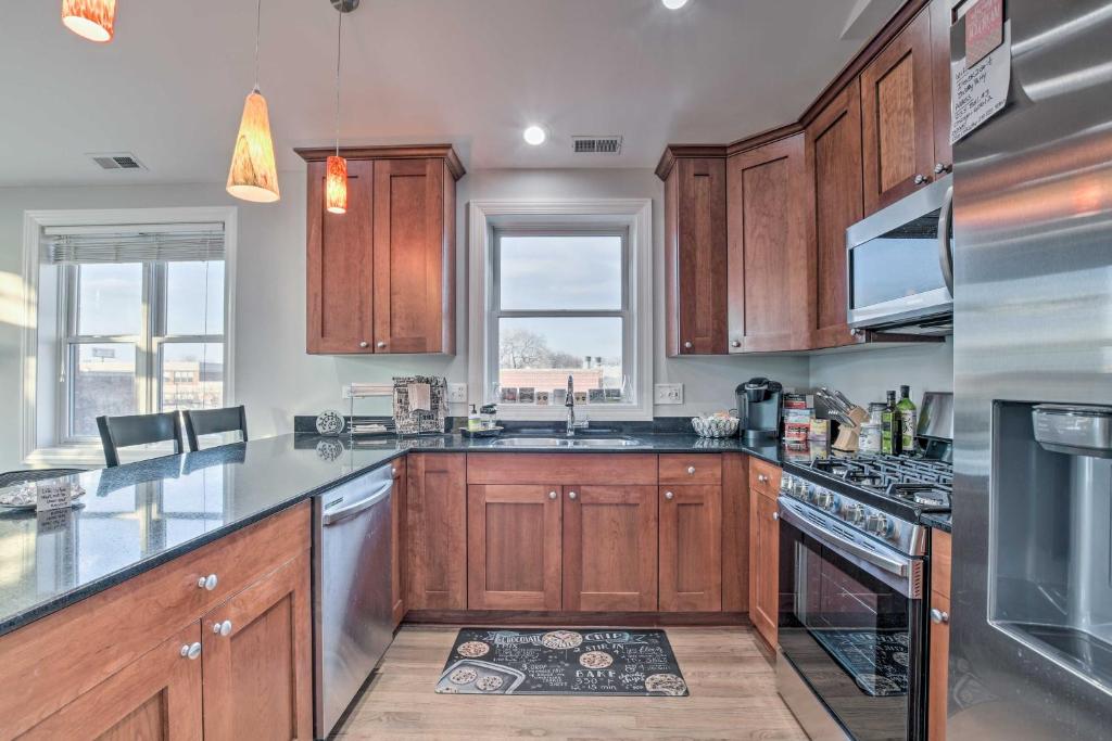 3rd-Floor Chicago Condo Walk to CTA Stations! photo 4