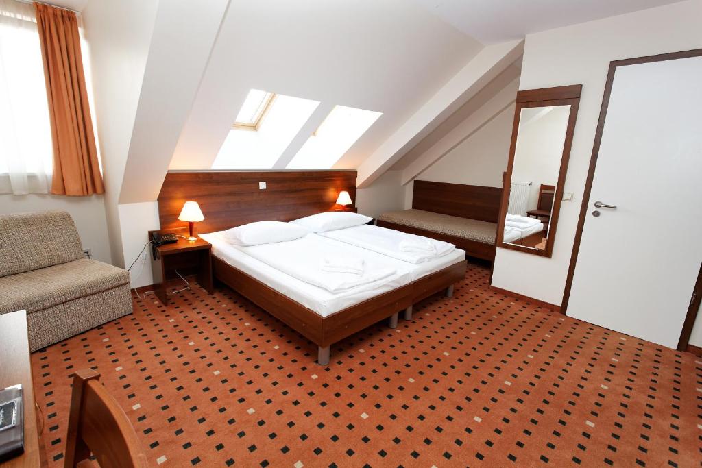 Четырехместный (Семейный номер (для 2 взрослых и 2 детей)), Hotel Europa City