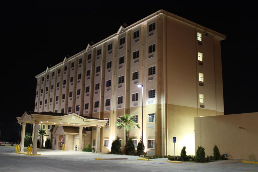 Microtel Inn and Suites by Wyndham Toluca photo 1