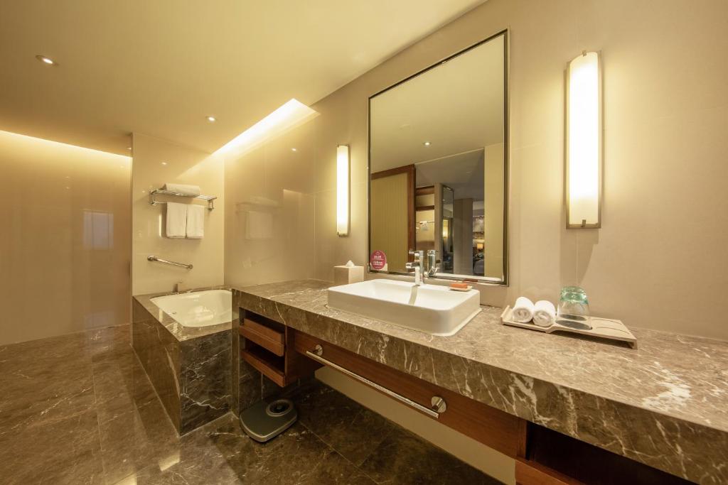 Crowne Plaza Guangzhou City Centre, an IHG Hotel - Free Canton Fair Shuttle Bus and Registration Counter photo 1