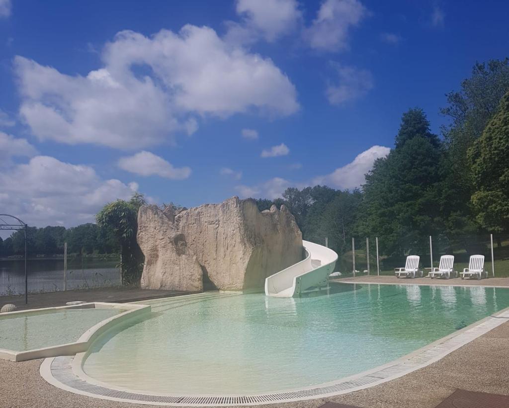 Chalet simple au Camping L'Etruyere au lac photo 4
