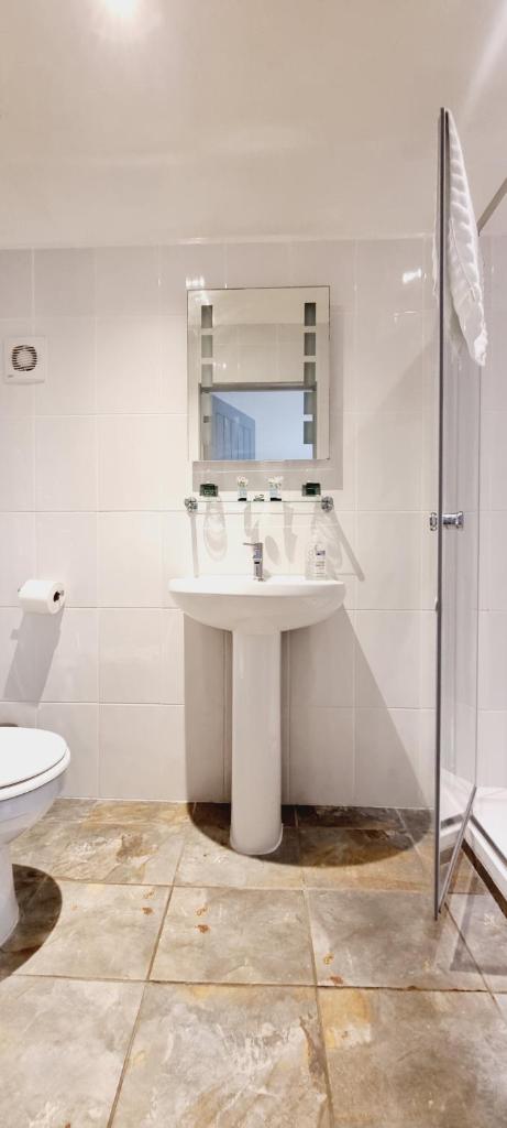 B - Simply Rooms Room Type - Deluxe Double Room with Shower