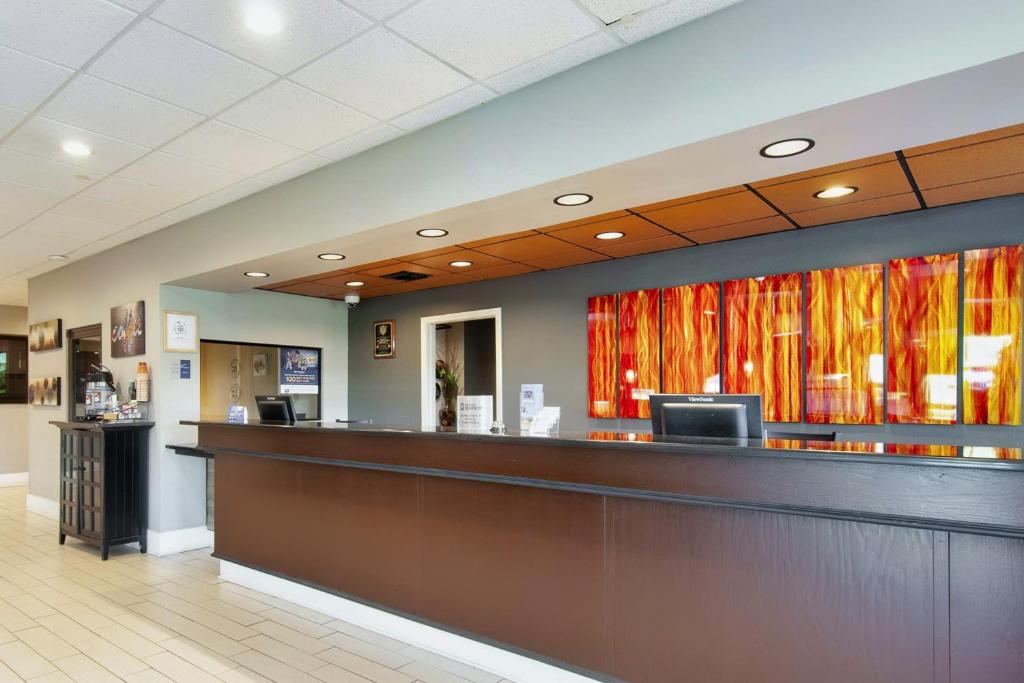 Days Inn & Suites by Wyndham Johnson City photo 3