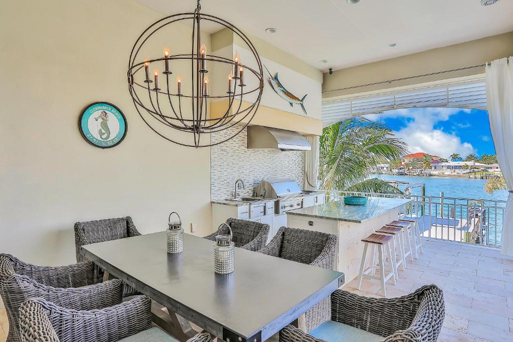 Island Estate Waterfront Villa photo 2