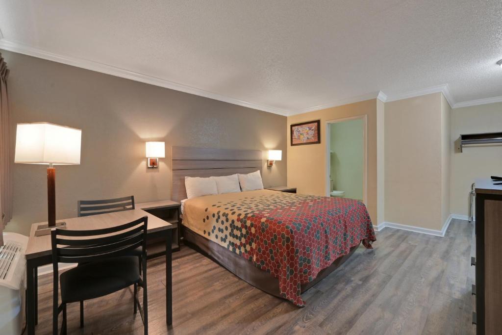 Econo Lodge Woodland near I-5 image
