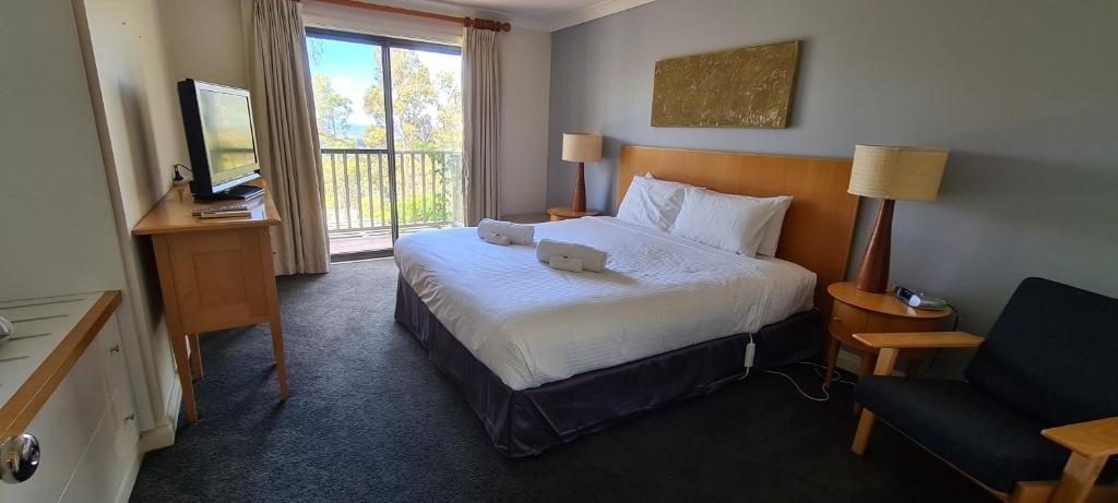 Villa Dion, 3 Bedroom Private Villa, Cypress Lakes Resort, KING & SINGLE BEDS photo 2