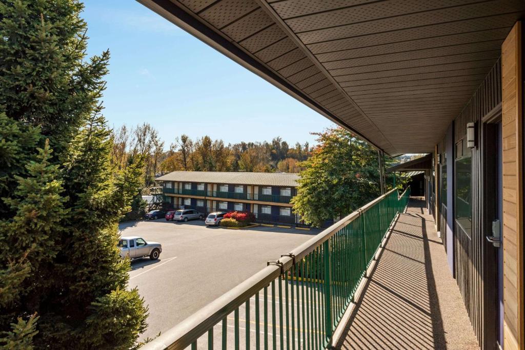 Travelodge by Wyndham Abbotsford Bakerview photo 3
