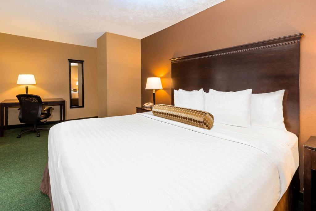 Трехместный (Номер Делюкс с кроватью размера «king-size»), La Quinta by Wyndham Seattle Downtown