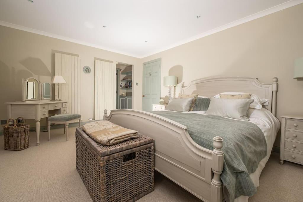 Luxurious home overlooking Cruden Bay golf course photo 3