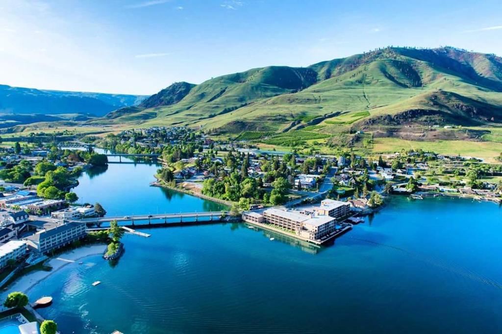 Grandview Lake Chelan- Waterfront View, Pool, Hot tub, Golf, 1 Min To Downtown image