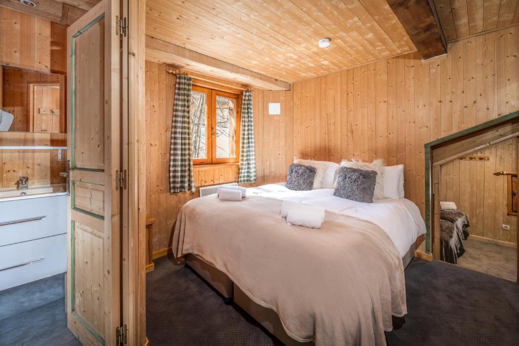 Chalet Titania, 12 person chalet with 6 ensuite bedrooms and outdoor jacuzzi in La Tania photo 3