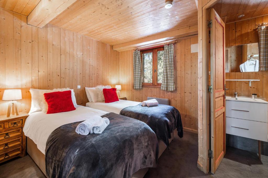 Chalet Titania, 12 person chalet with 6 ensuite bedrooms and outdoor jacuzzi in La Tania photo 4