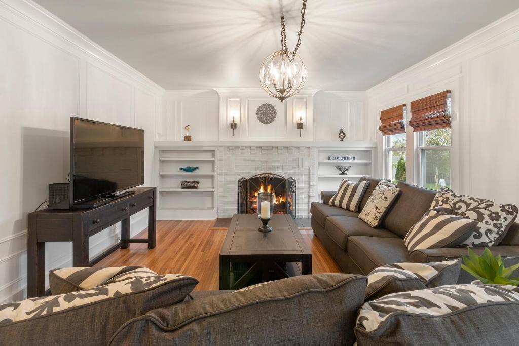 Gorgeous Downtown Bungalow, Walk Everywhere!!! image