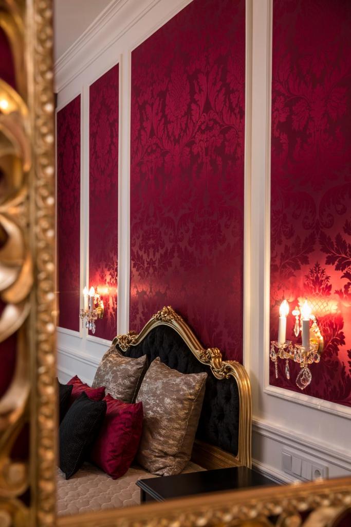 Schloß Schönbrunn Grand Suite - Tap to explore photos