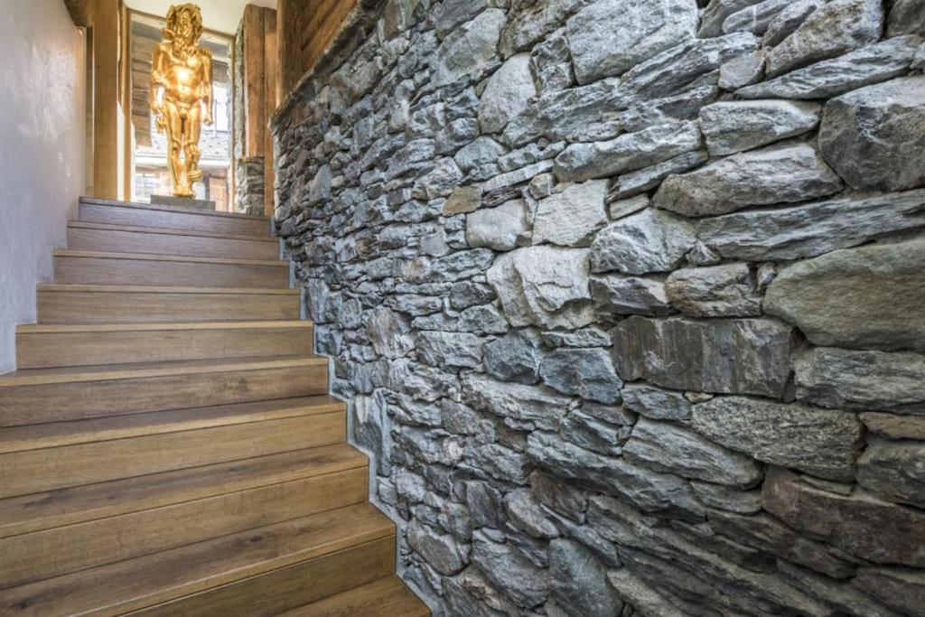 Artsy Luxurious Ski-In-Out-Chalet photo 4