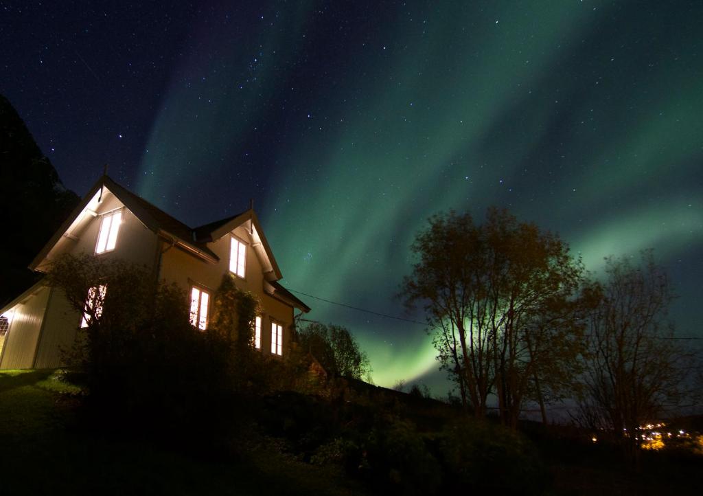 Kjosen Lodge, Lyngen. photo 1