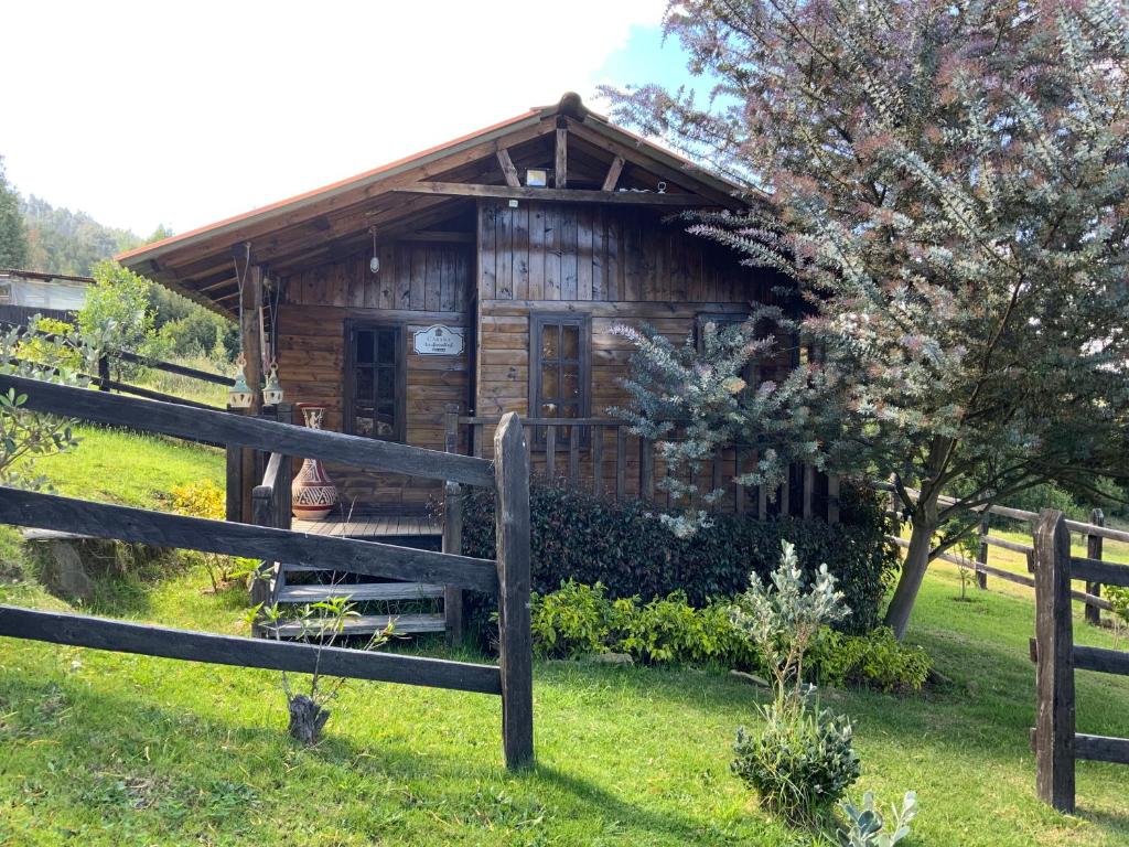 Acogedora cabaña de madera en la naturaleza para desconectarse photo 1