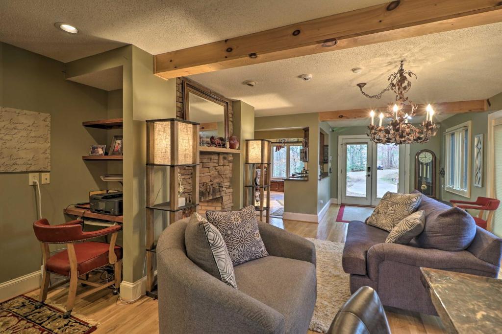 Cozy Conyers Cabin with Fireplace and Pool Table! photo 3