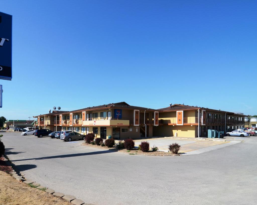Super 7 Motel image