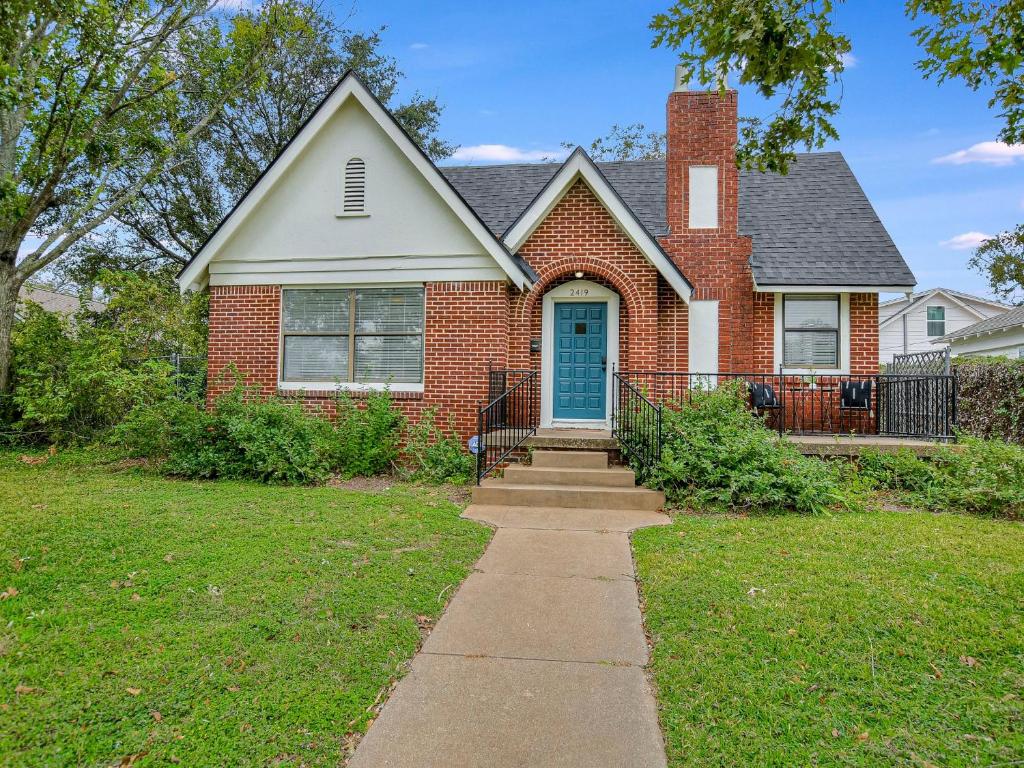 Newly Updated Cozy 1927 Uptown Tudor 4 min to Magnolia image