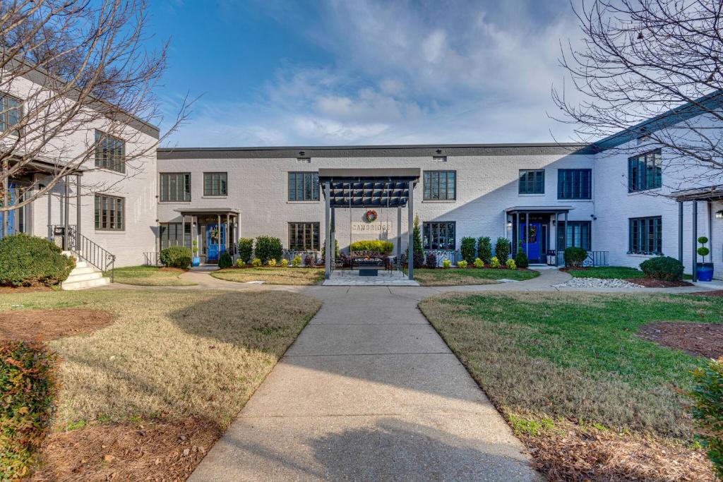 Fun Apartment Walk to Dinning -302 image