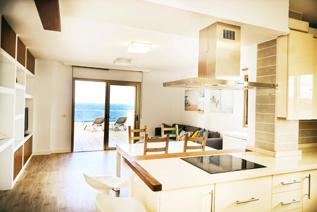 3BDR + 2BATH OCEAN VIEW APARTMENT photo 1