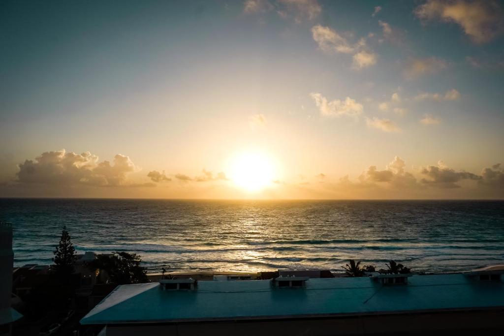 Rooftop Private Jacuzzi in beach front penthouse photo 3