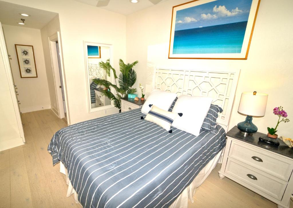 Tropical Beach Condo - Pool, Parking, 86" TV, WiFi photo 1
