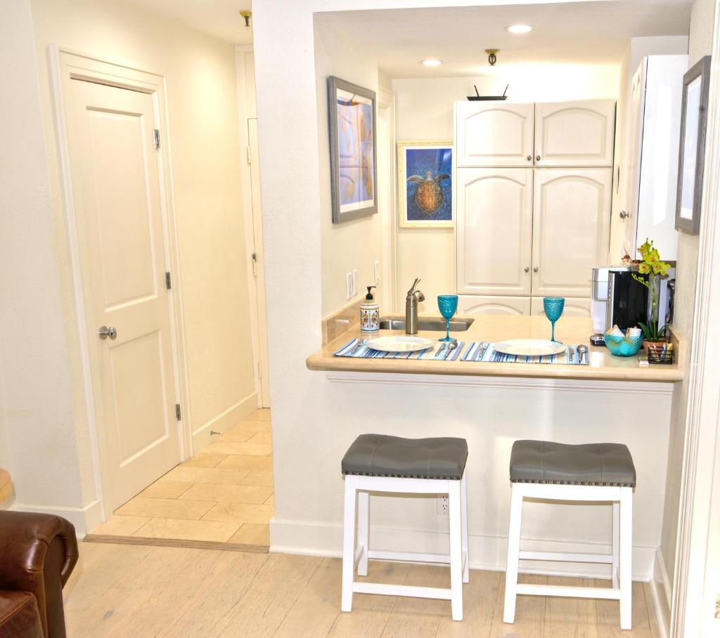 Tropical Beach Condo - Pool, Parking, 86" TV, WiFi photo 2