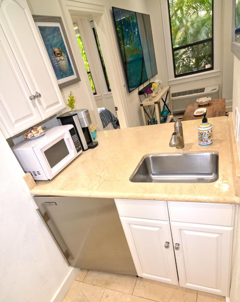 Tropical Beach Condo - Pool, Parking, 86" TV, WiFi photo 3