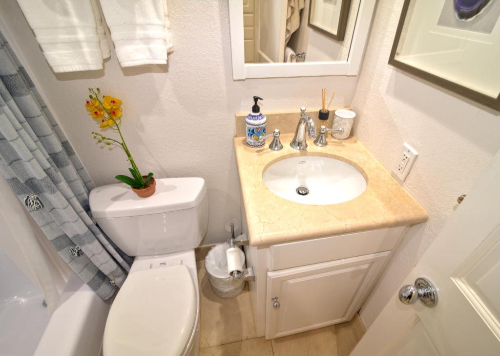 Tropical Beach Condo - Pool, Parking, 86" TV, WiFi photo 4