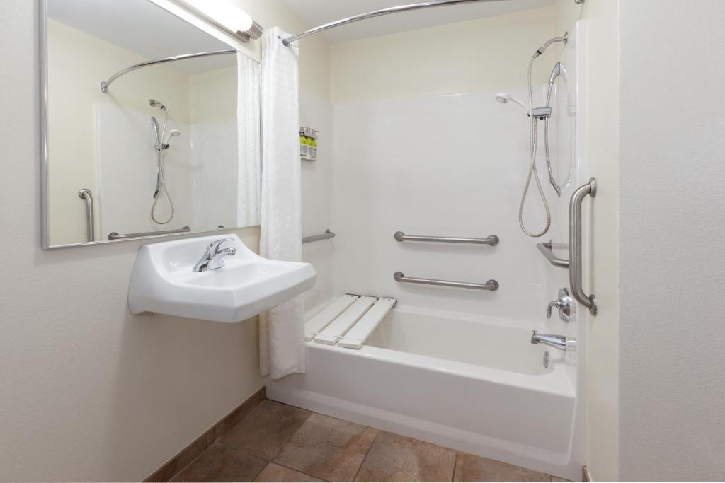 Candlewood Suites Kalamazoo, an IHG Hotel photo 4