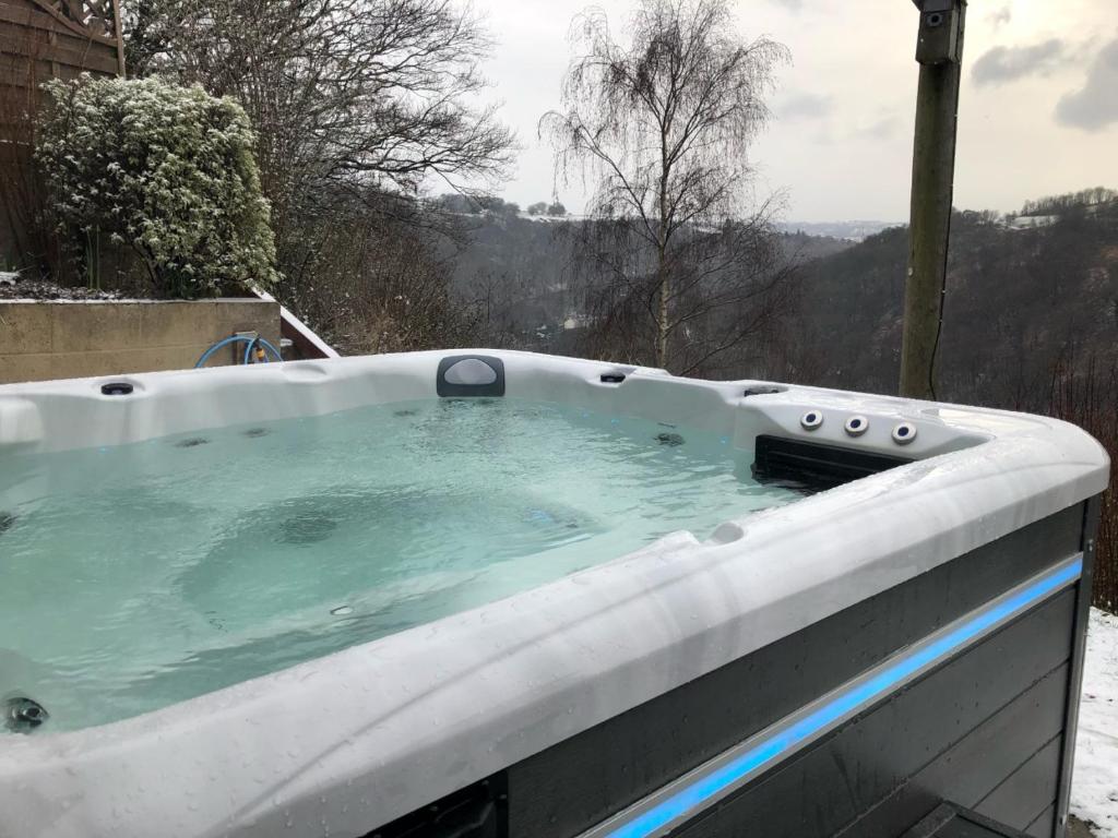 The Crest Hillside Retreat With Hot Tub photo 1