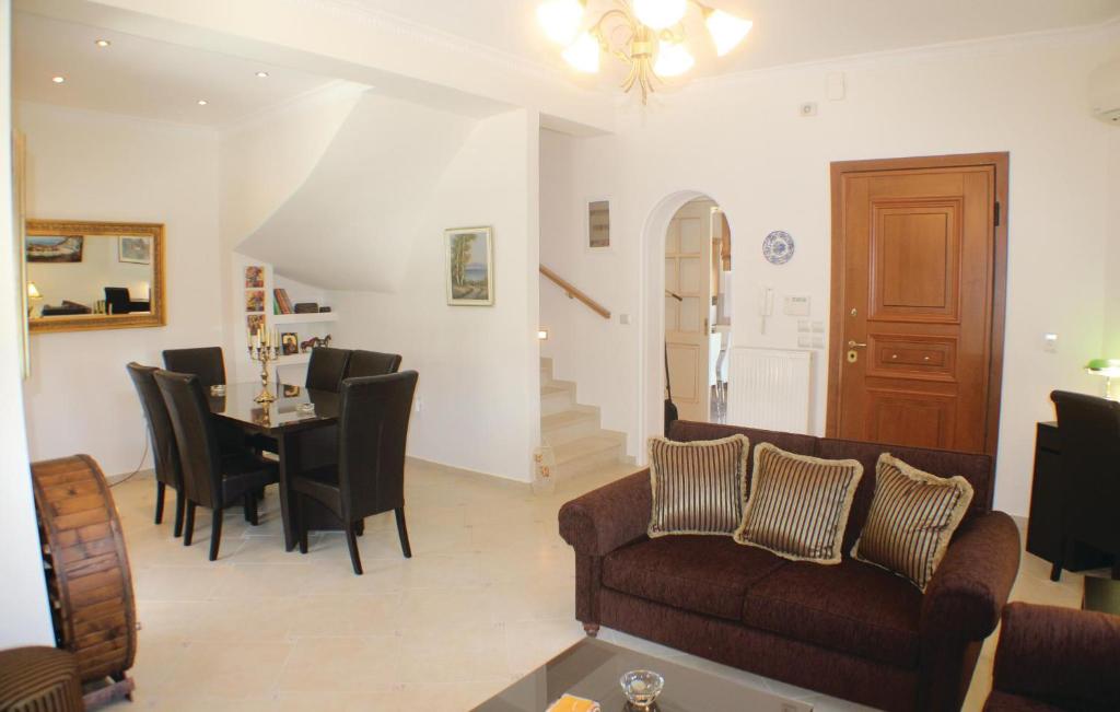 Stunning Home In Nea Makri With 3 Bedrooms And Wifi photo 1