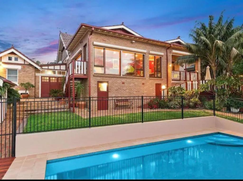 Luxury 6 Bed Waterfront House with pool photo 3