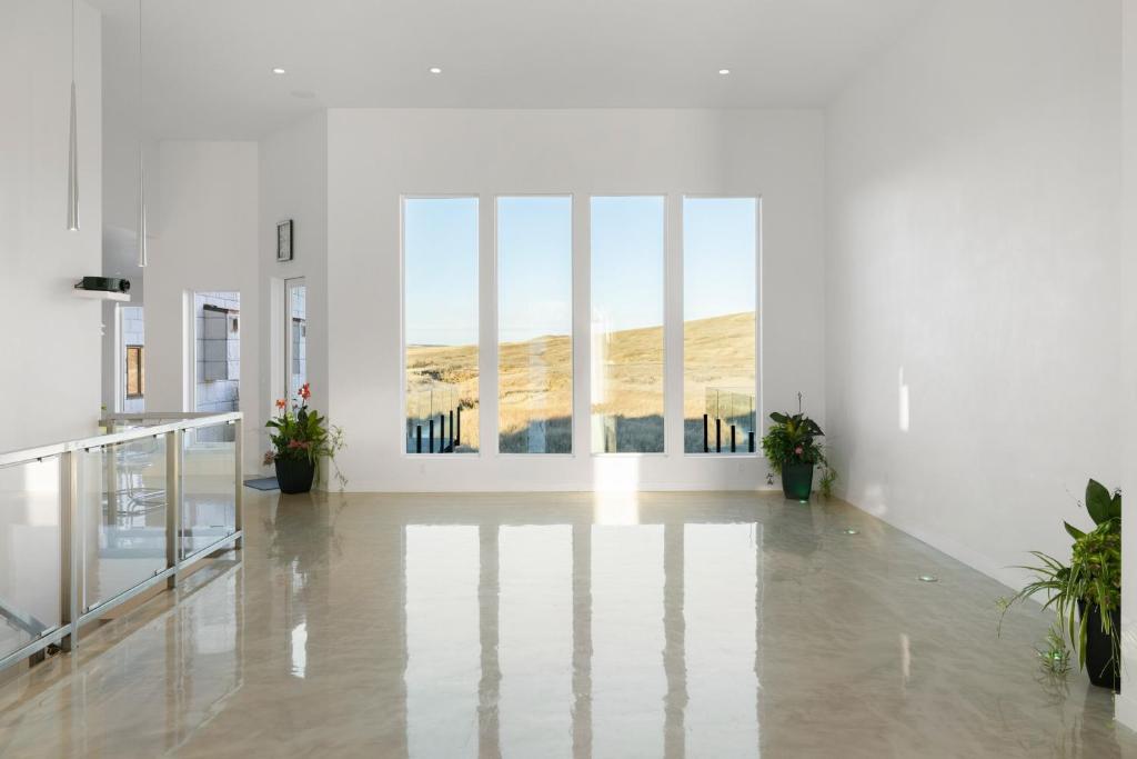 Modern Gated 8 Bedroom Mansion Built on 5 Acres photo 4