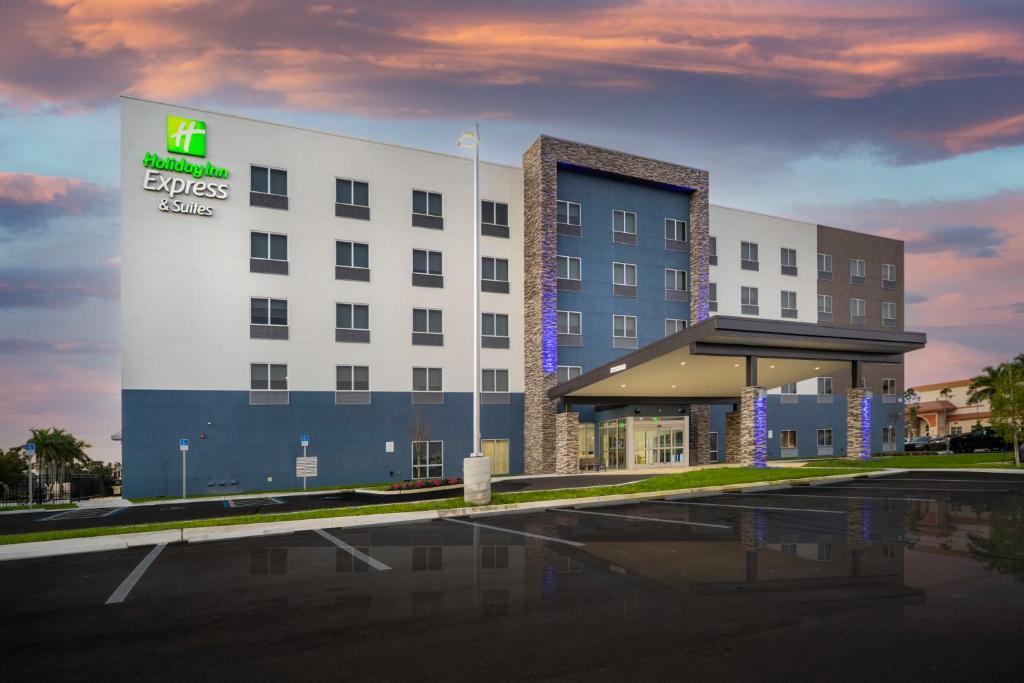 Holiday Inn Express & Suites - Fort Myers Airport, an IHG Hotel photo 2