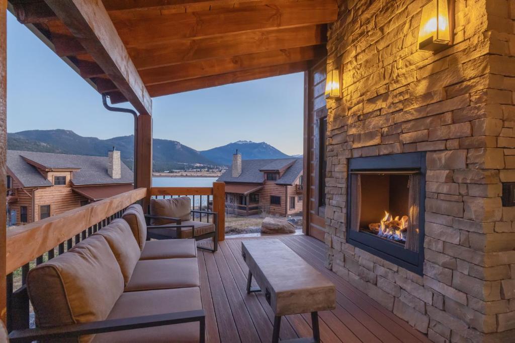 NEW CABIN! Indoor Outdoor Fireplace, Jacuzzi, Heated Bathroom Floors image
