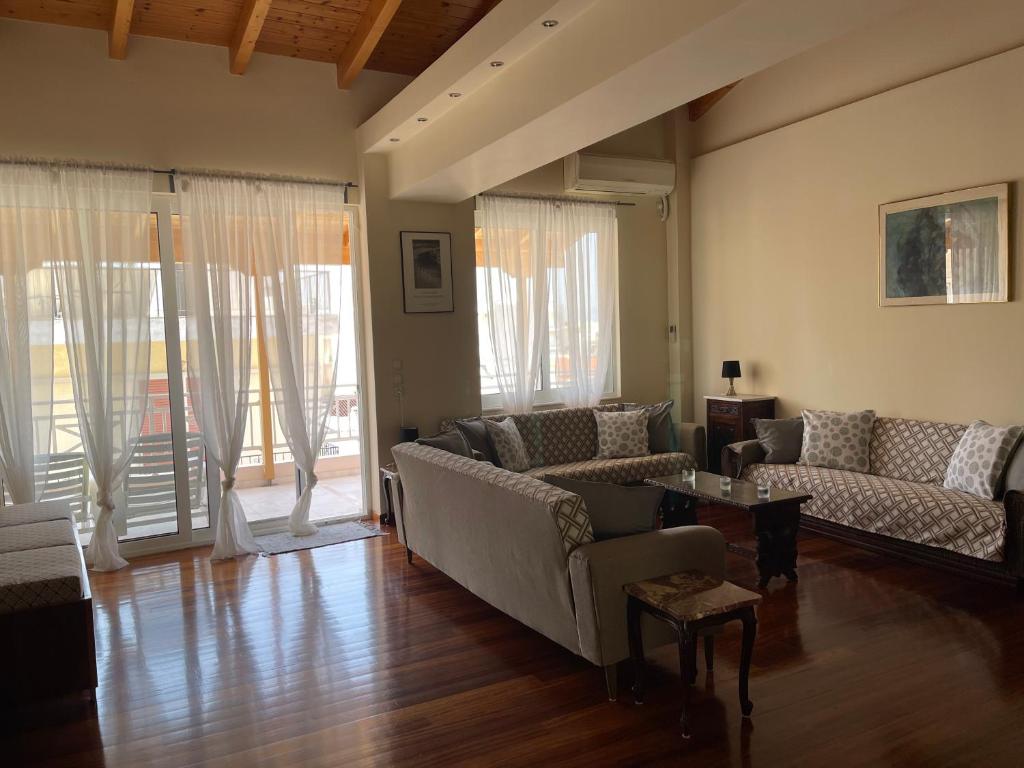 Spacious luxurious two-level apartment photo 3