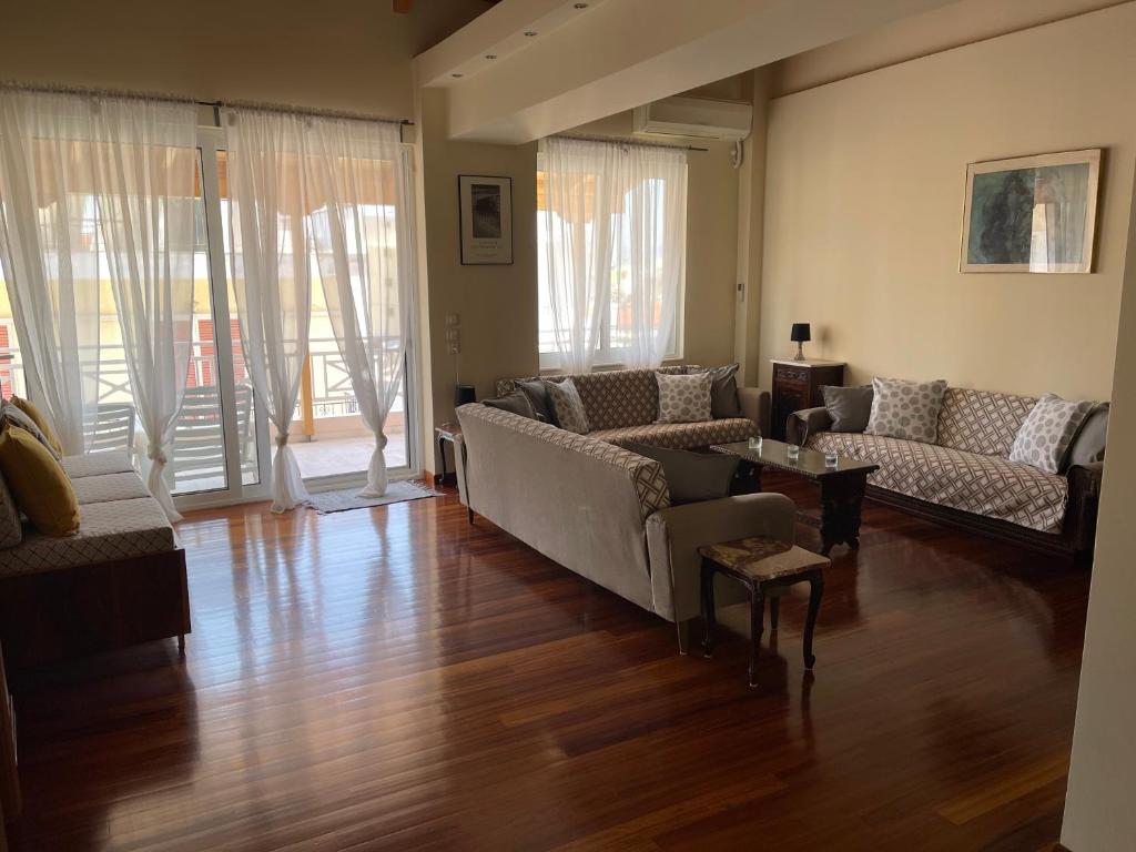 Spacious luxurious two-level apartment photo 2