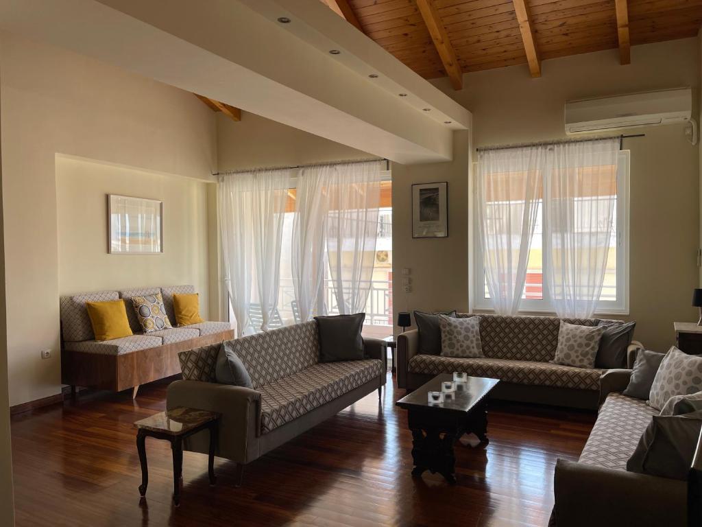 Spacious luxurious two-level apartment photo 1