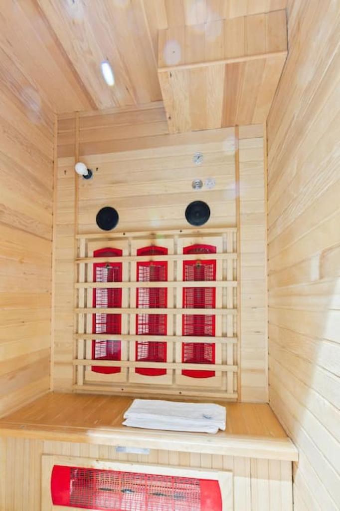 Paradise Manor w Hot tub Sauna & Putting Green photo 3