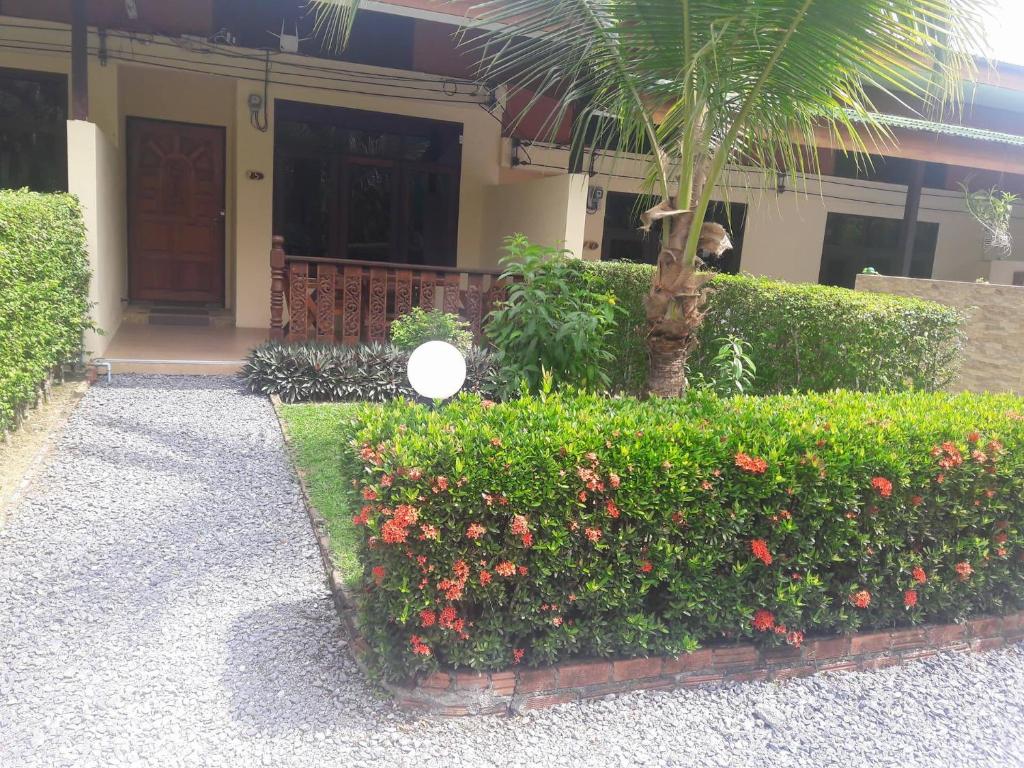 Jungle Village Bungalow photo 2