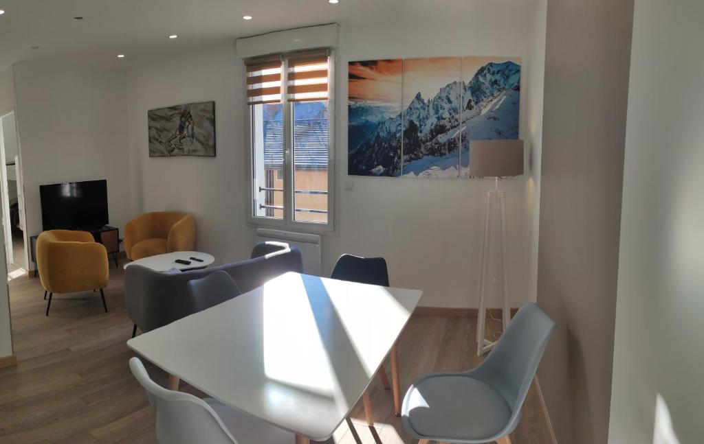 Joli appartement rénové avec terrasse photo 2
