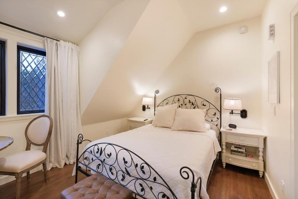 New Tudor Cottage one block from Chico State and downtown with private garage photo 2