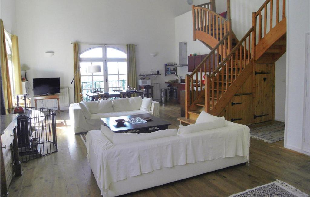Stunning Home In Azillanet With 5 Bedrooms, Wifi And Outdoor Swimming Pool photo 1